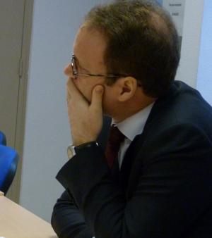Le député Sylvain Maillard attentif et à l'écoute, lors de la table ronde apprentissage au CFA Delépine.